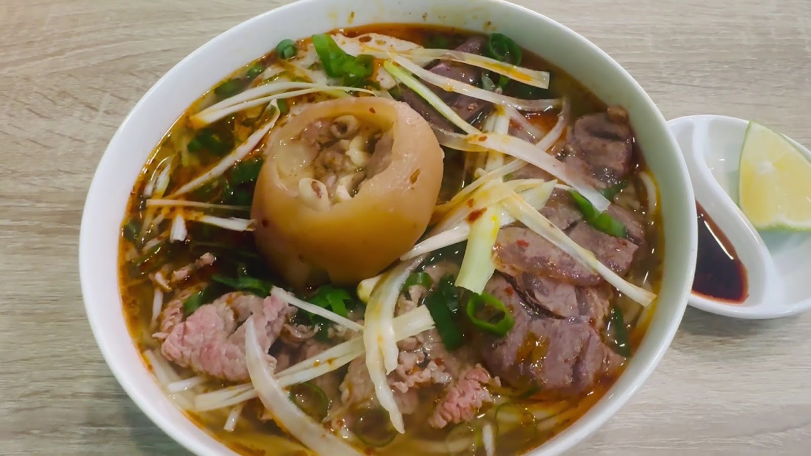 HO越南美食 順化牛肉麵 Bún bò Huế 橙紅湯底 大骨豬腳 辣香湯頭 高雄越南料理