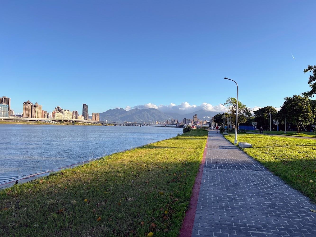 淡水河岸步道與對岸城市景色