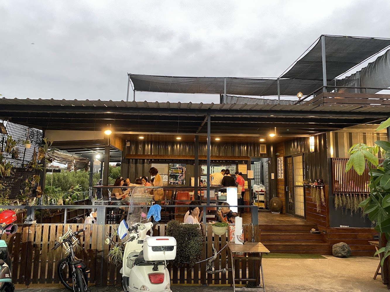 小天地廚房戶外用餐區與綠意環境