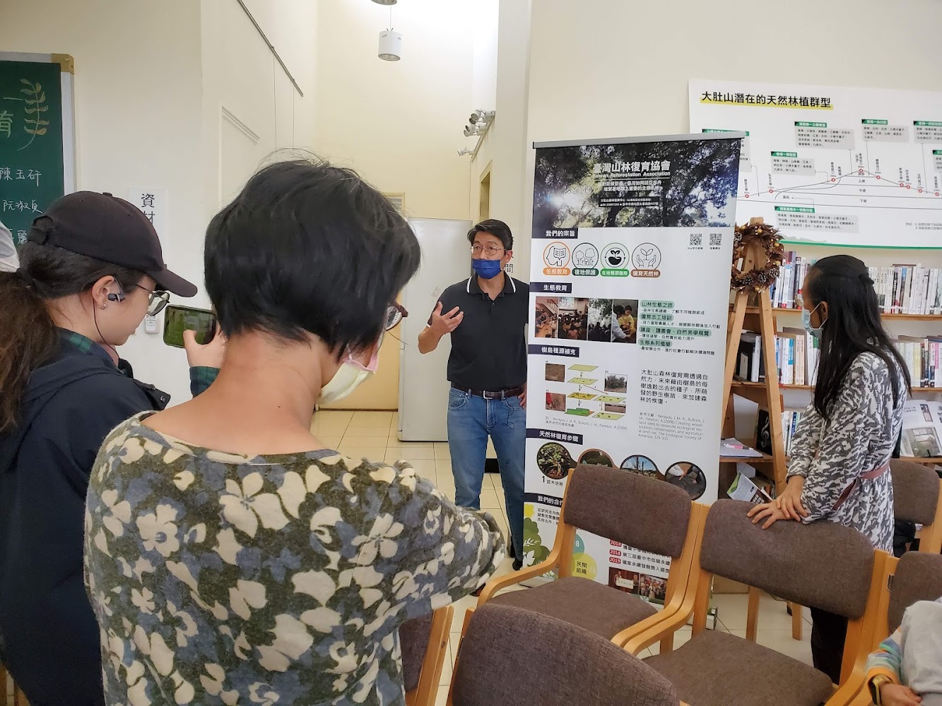 室內參加講座解說看板活動