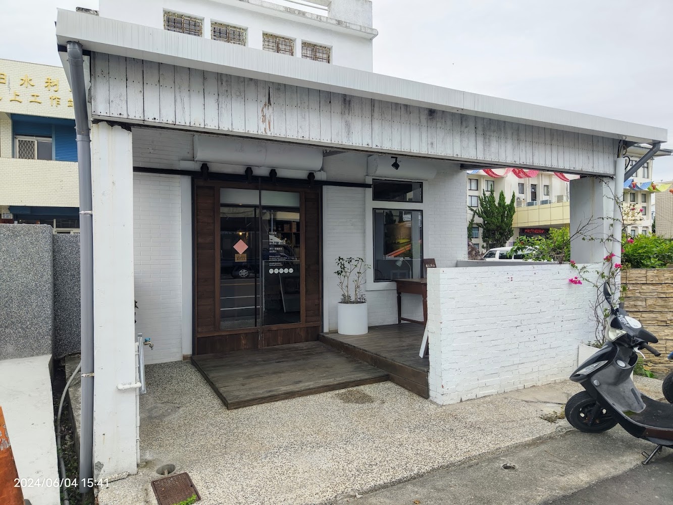 走走池上外觀白色建築與木質門口