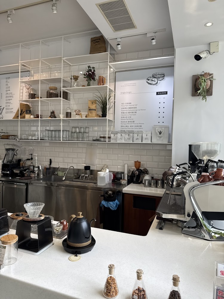 金茂宜咖啡美術店吧台與手沖器具