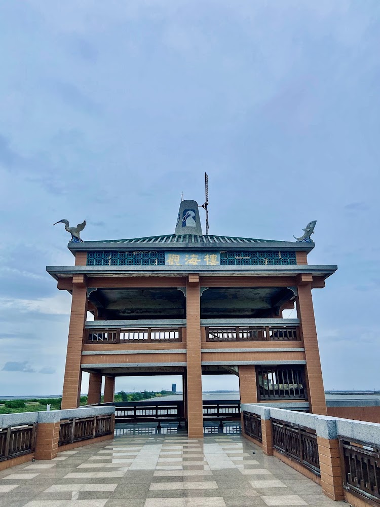 中式觀景樓建築可遠眺海景與自然濕地環境