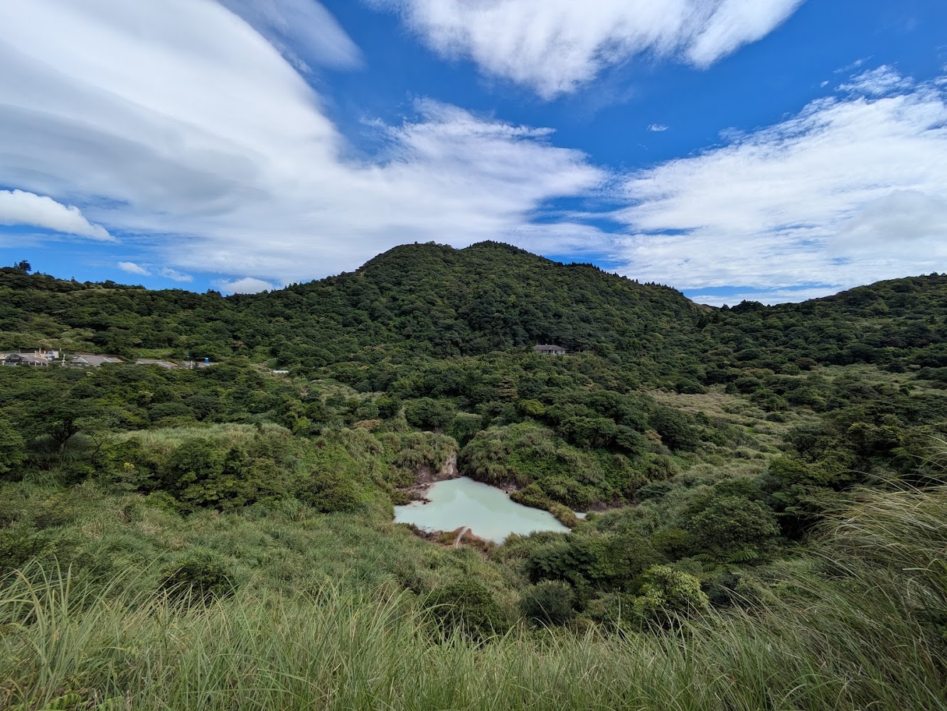 冷水坑牛奶湖與山景