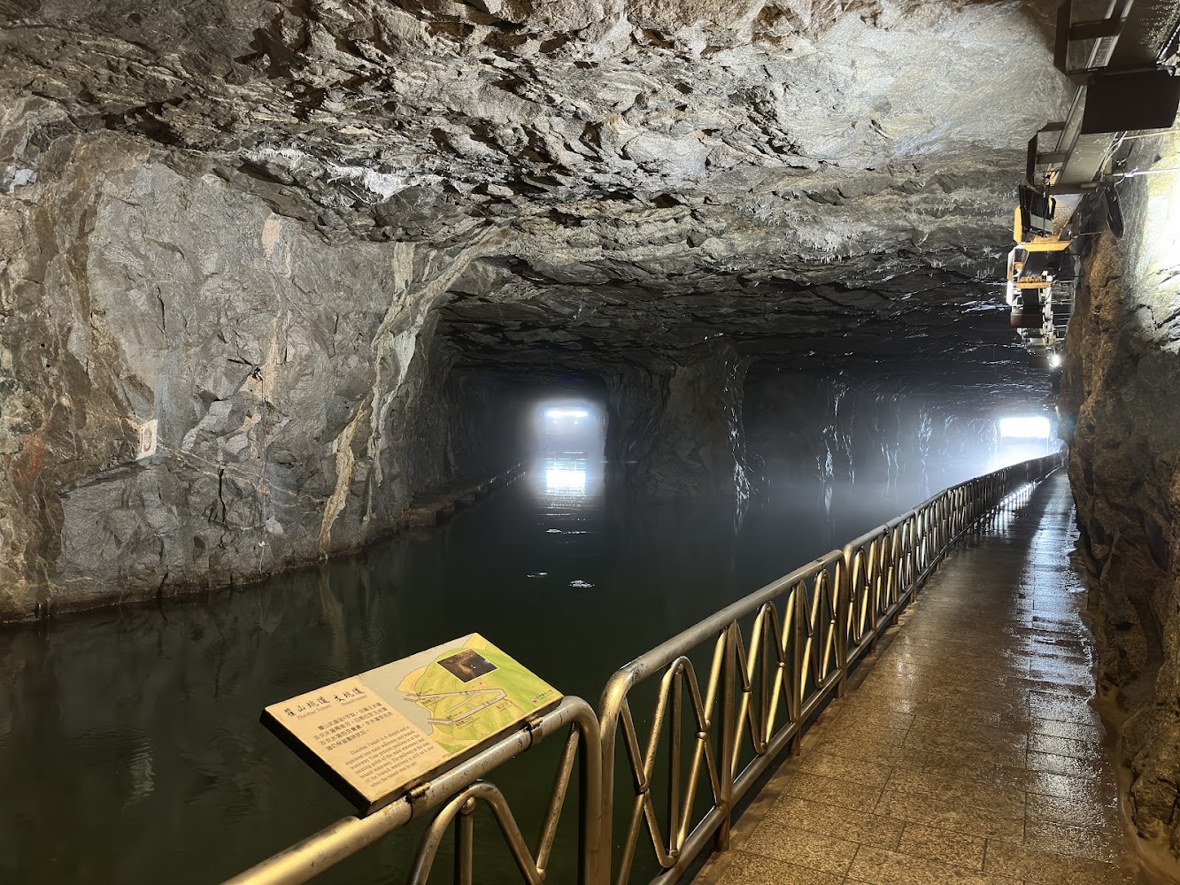 翟山坑道內部水道與步道