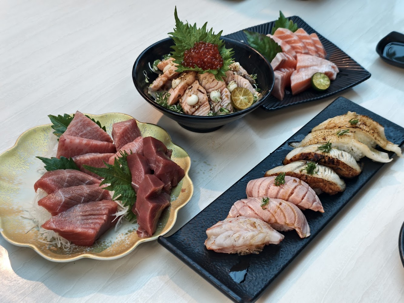 王匠多道日式料理包含生魚片炙燒壽司與海鮮丼飯