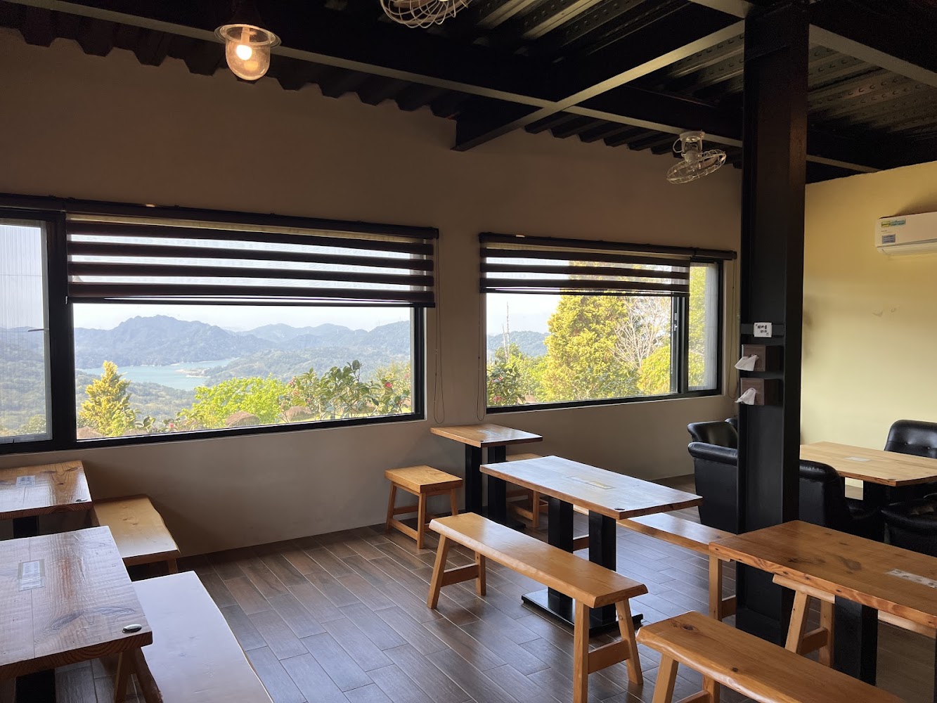 大片窗景的室內座位可遠望山景與湖泊