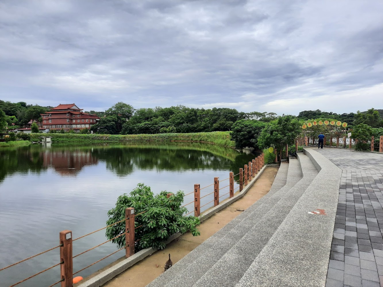 龍昇湖畔步道景色