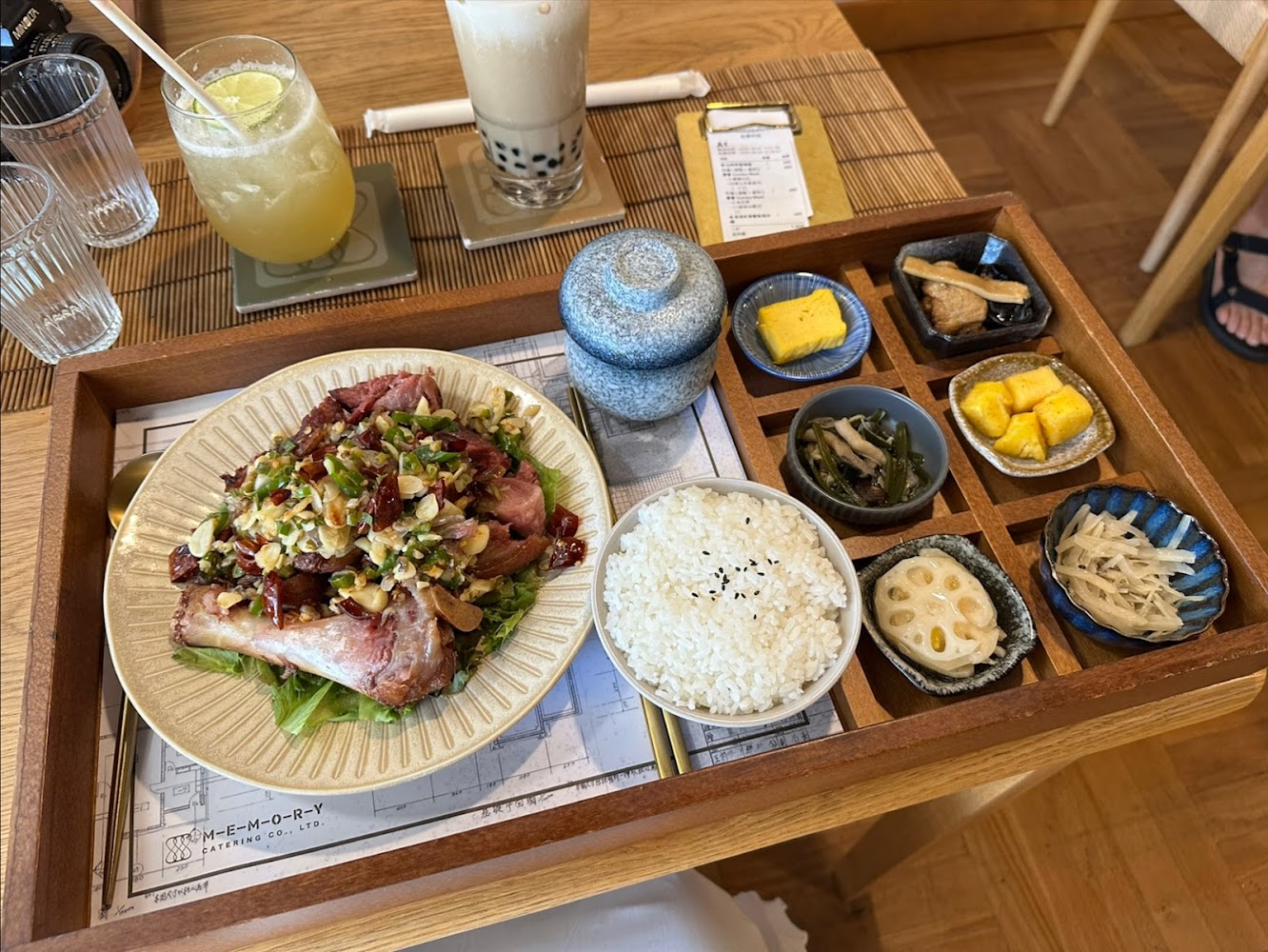 精緻日式定食含主菜沙拉白飯六樣小菜與兩杯飲料