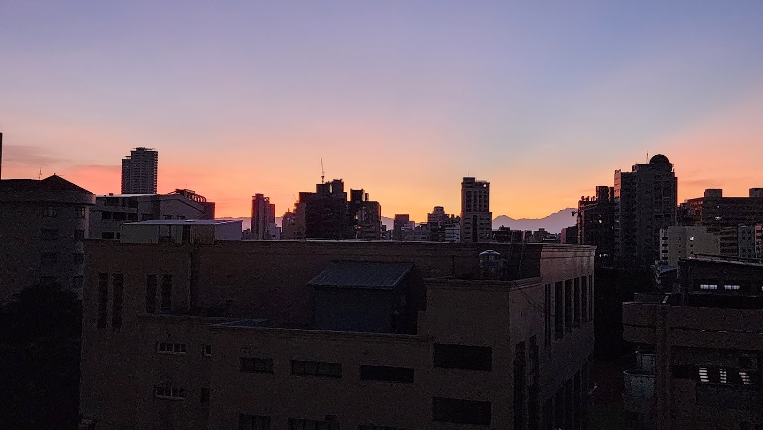 鳳凰愛河周邊高樓霞光