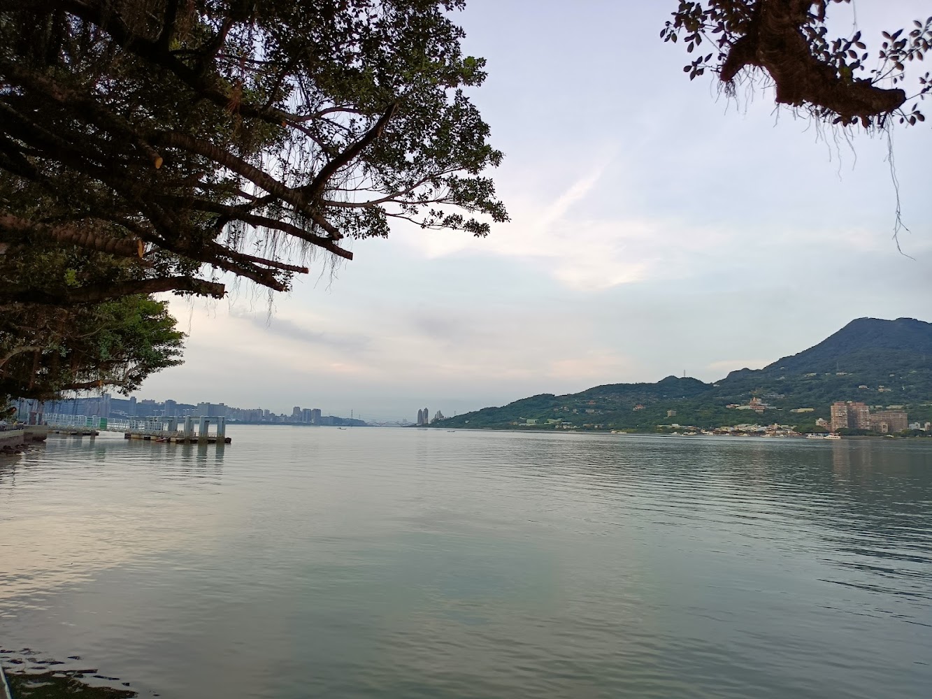淡水觀潮廣場附近河岸景色與夕色