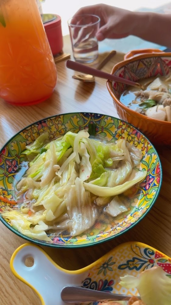 Luna庭苑炒高麗菜湯品與橘色飲料