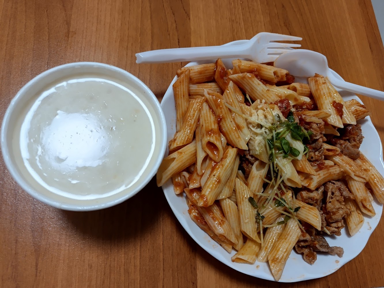 番茄肉醬筆管麵與濃湯