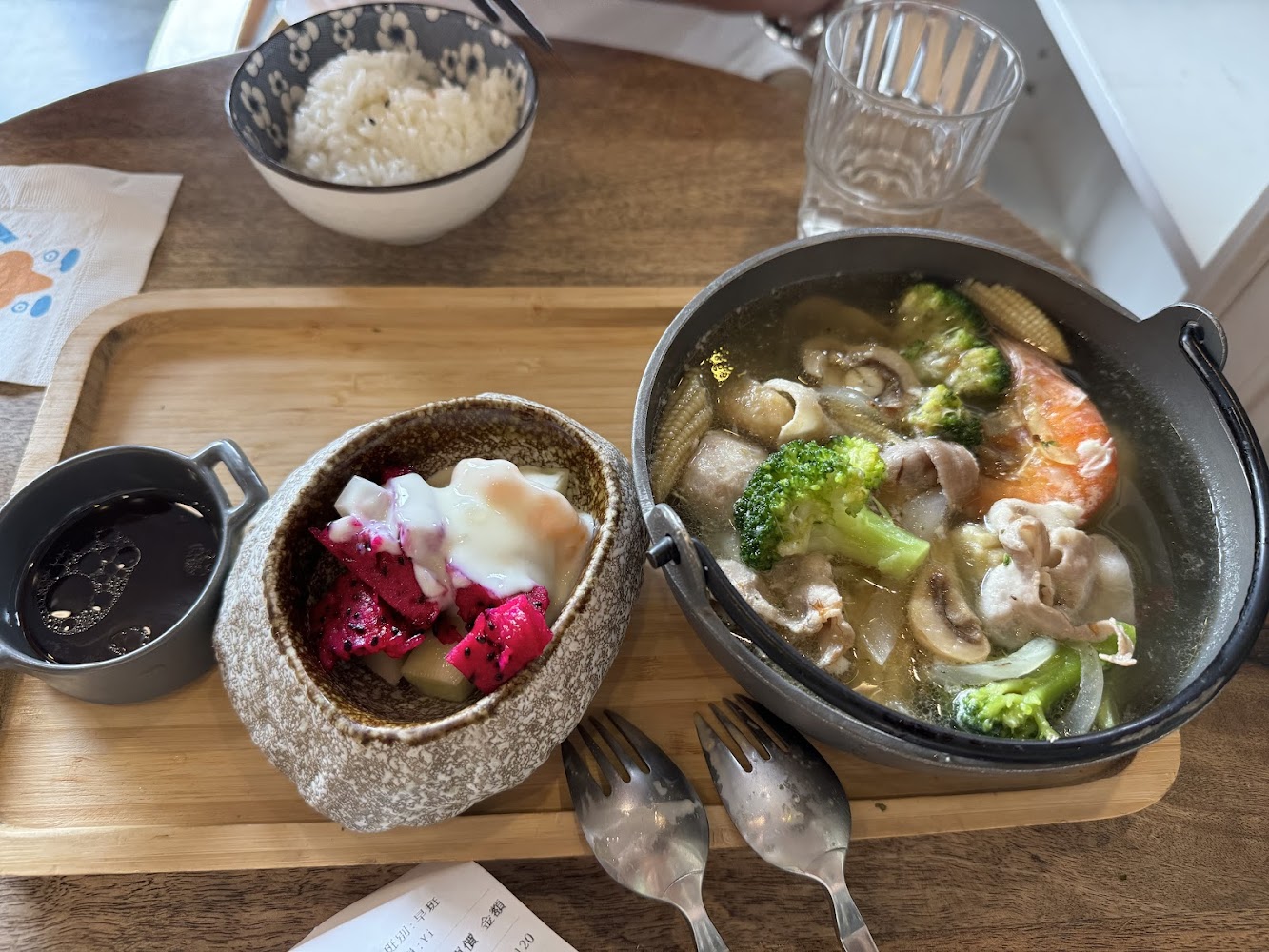 火鍋套餐搭配白飯水果優格與醬料