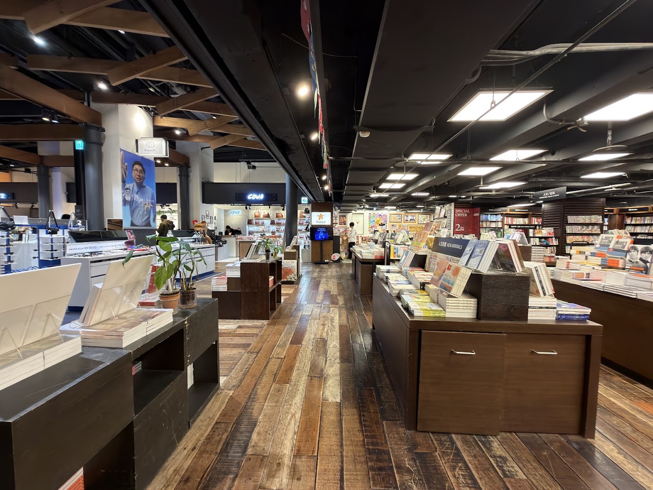 誠品生活西門書店內部，木質地板與綠植陳列