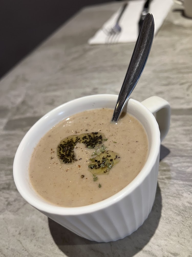 白色杯裝濃湯與餐具背景