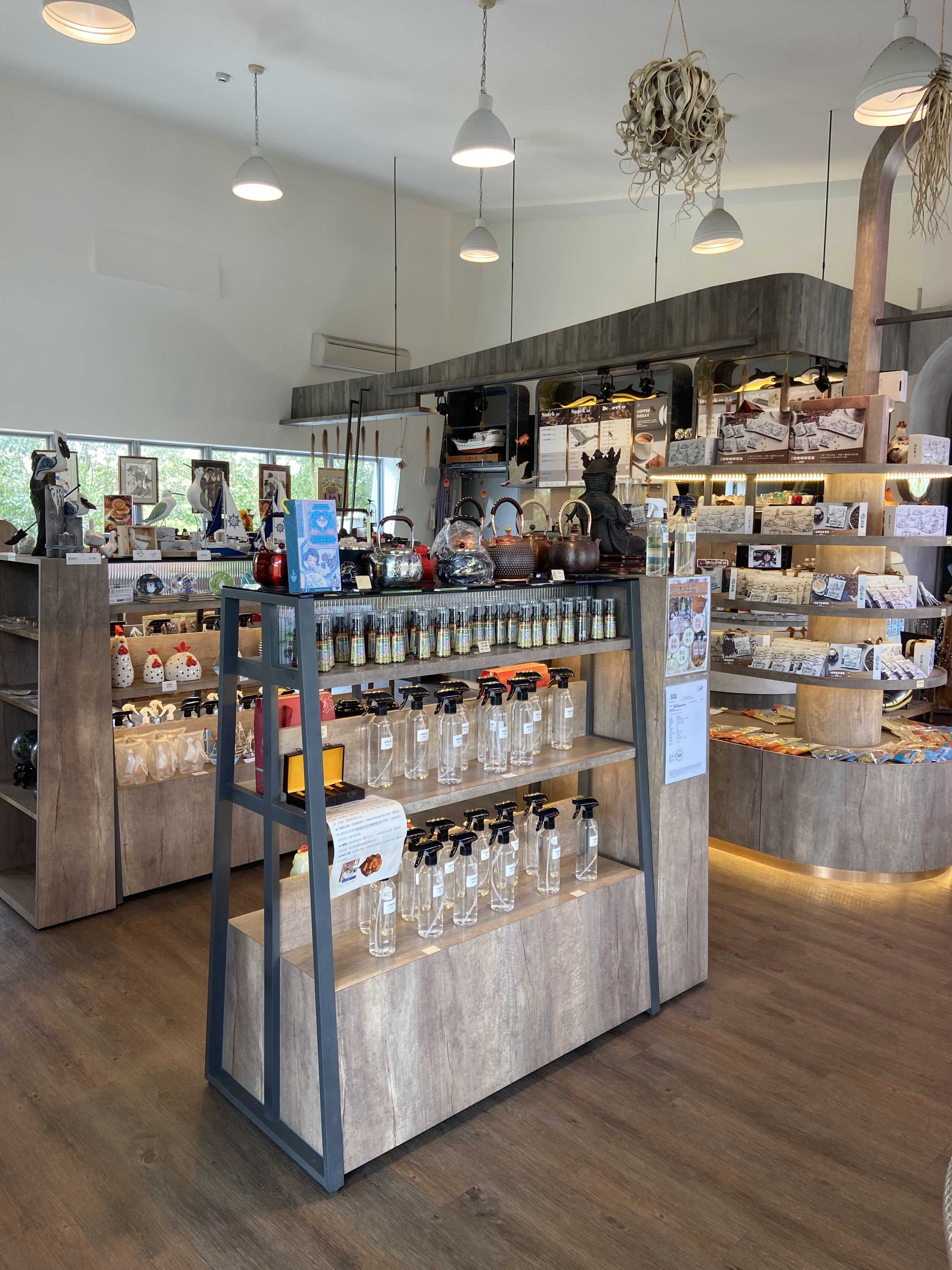 店內木質展示架與茶具小物