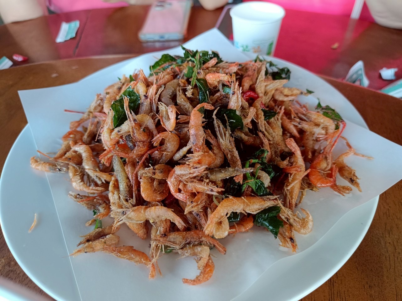 酥炸小蝦搭配九層塔葉