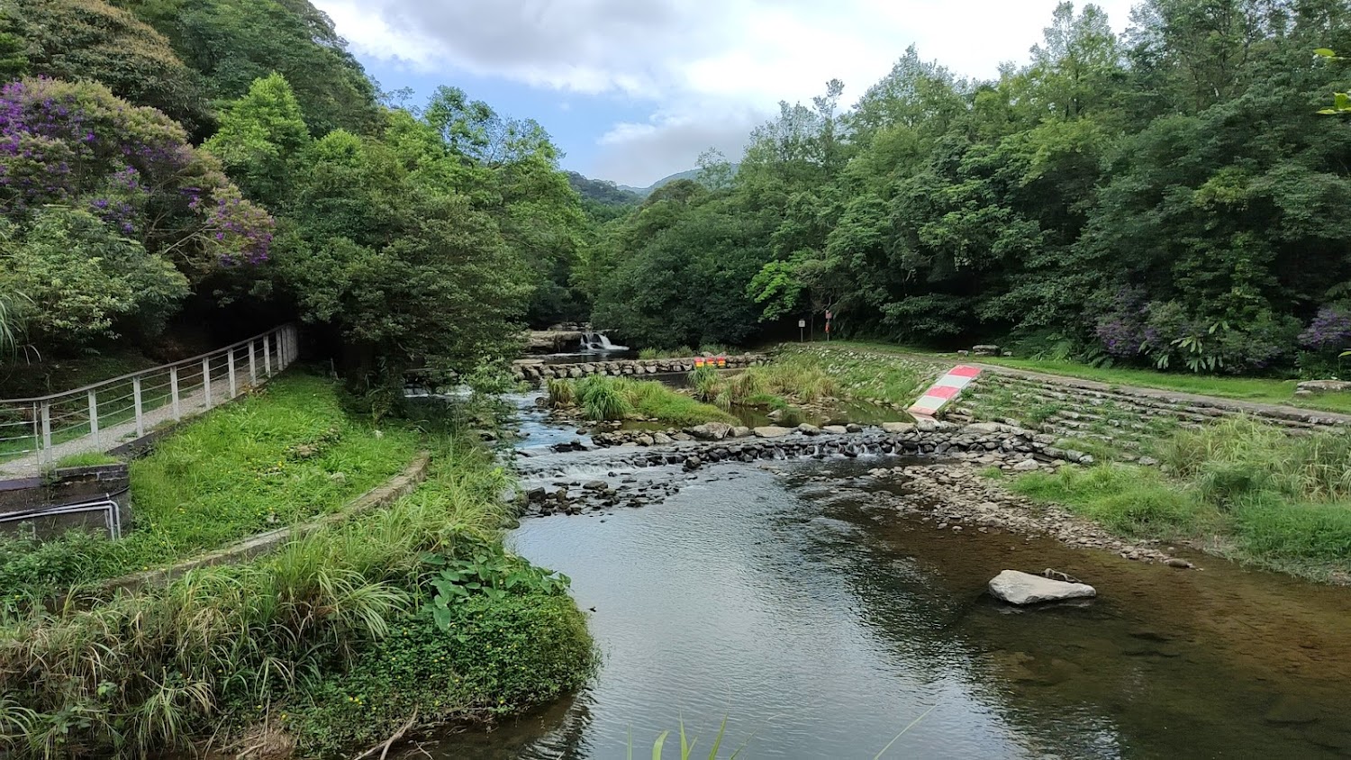 虎豹潭古道山林溪流與步道景觀