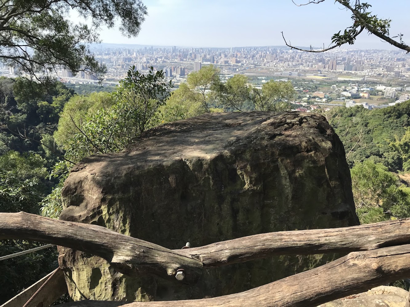 大坑八號登山步道大型岩石與城市景觀