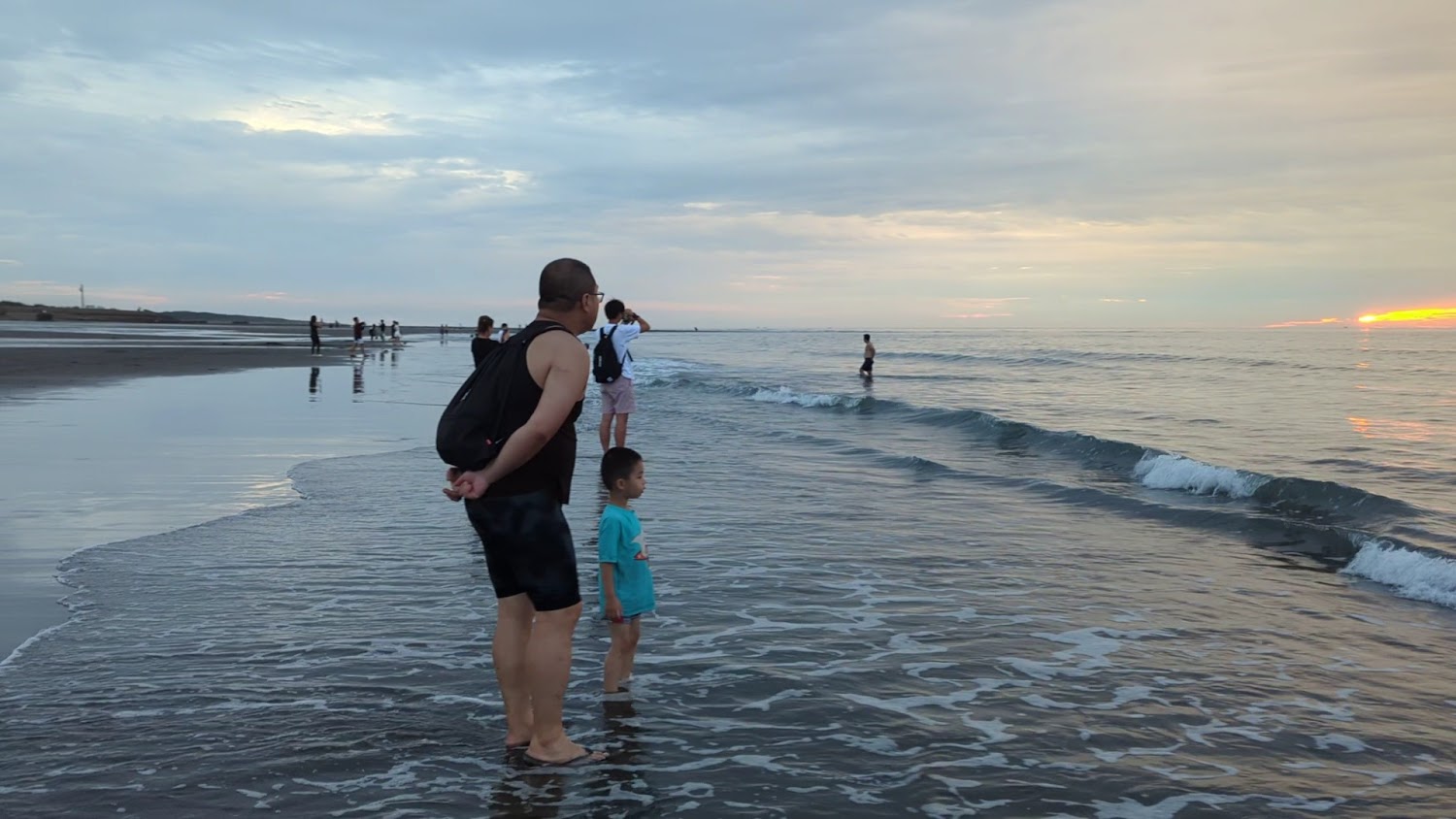 竹圍海水浴場南灘沙丘夕陽與親子海邊