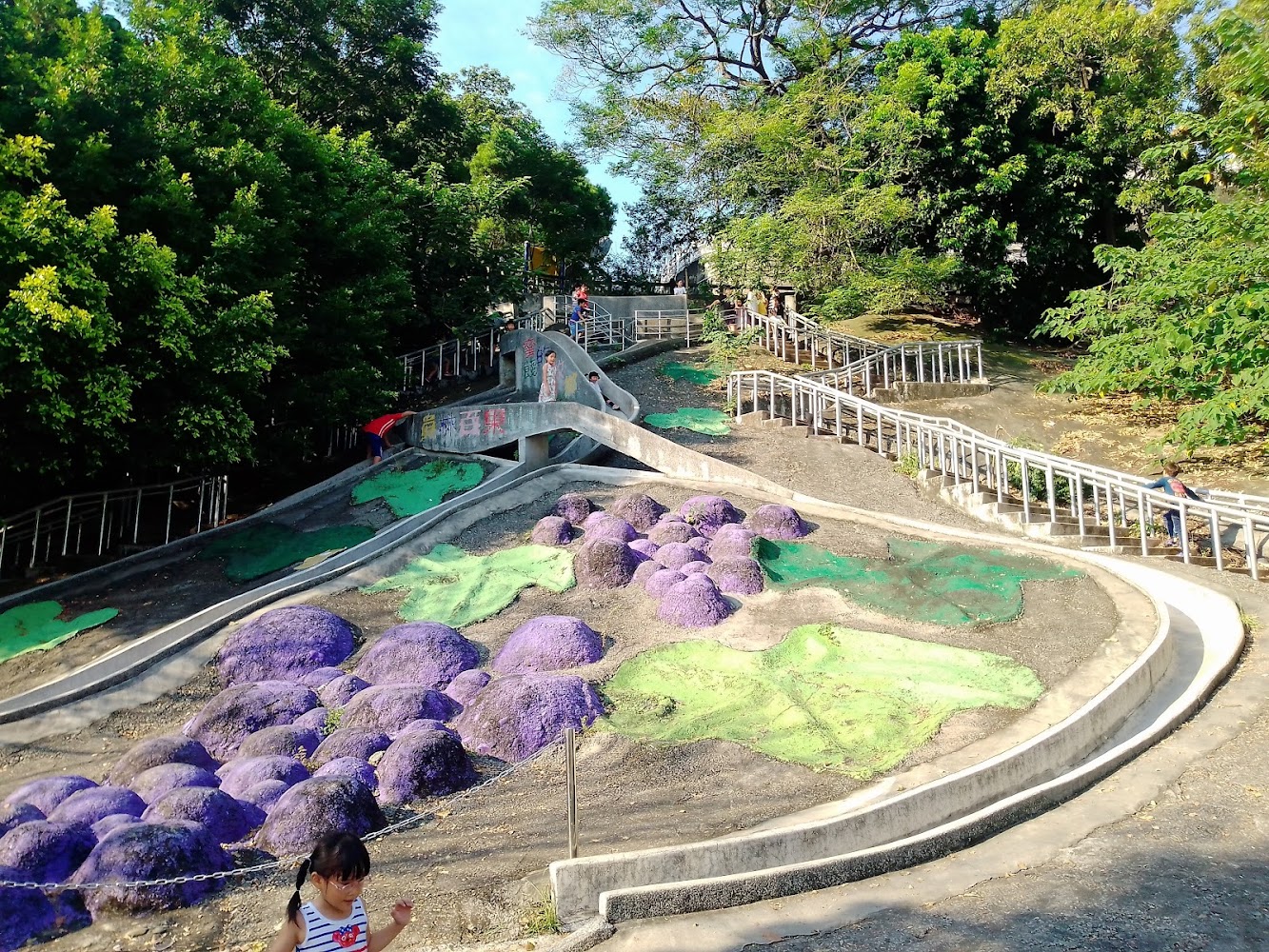 百果山溜滑梯大型戶外溜滑梯與葡萄造景