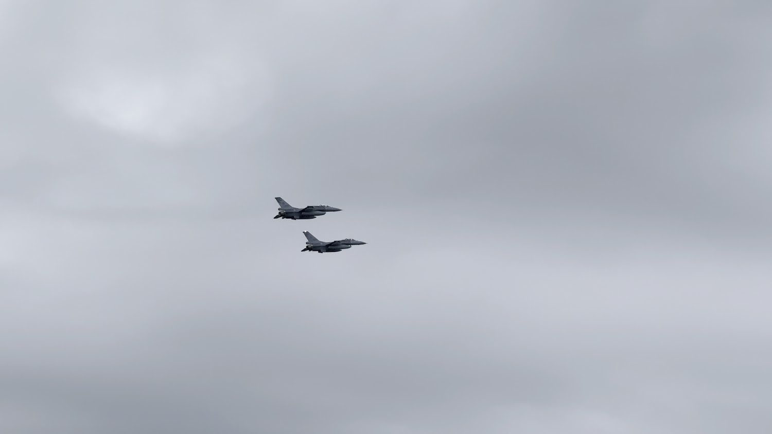 七星潭天空中的戰鬥機