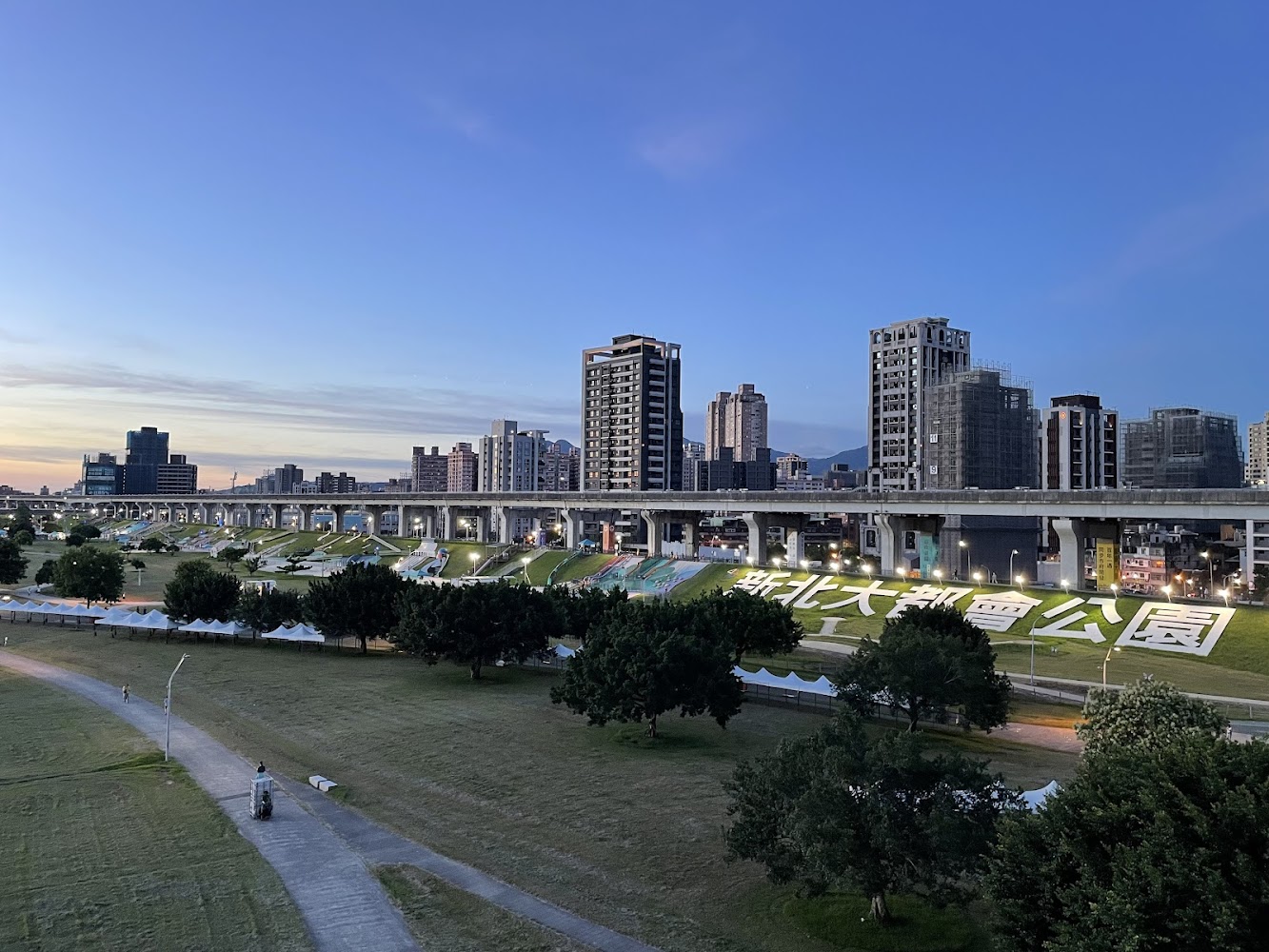 新北大都會公園草地與地標字樣