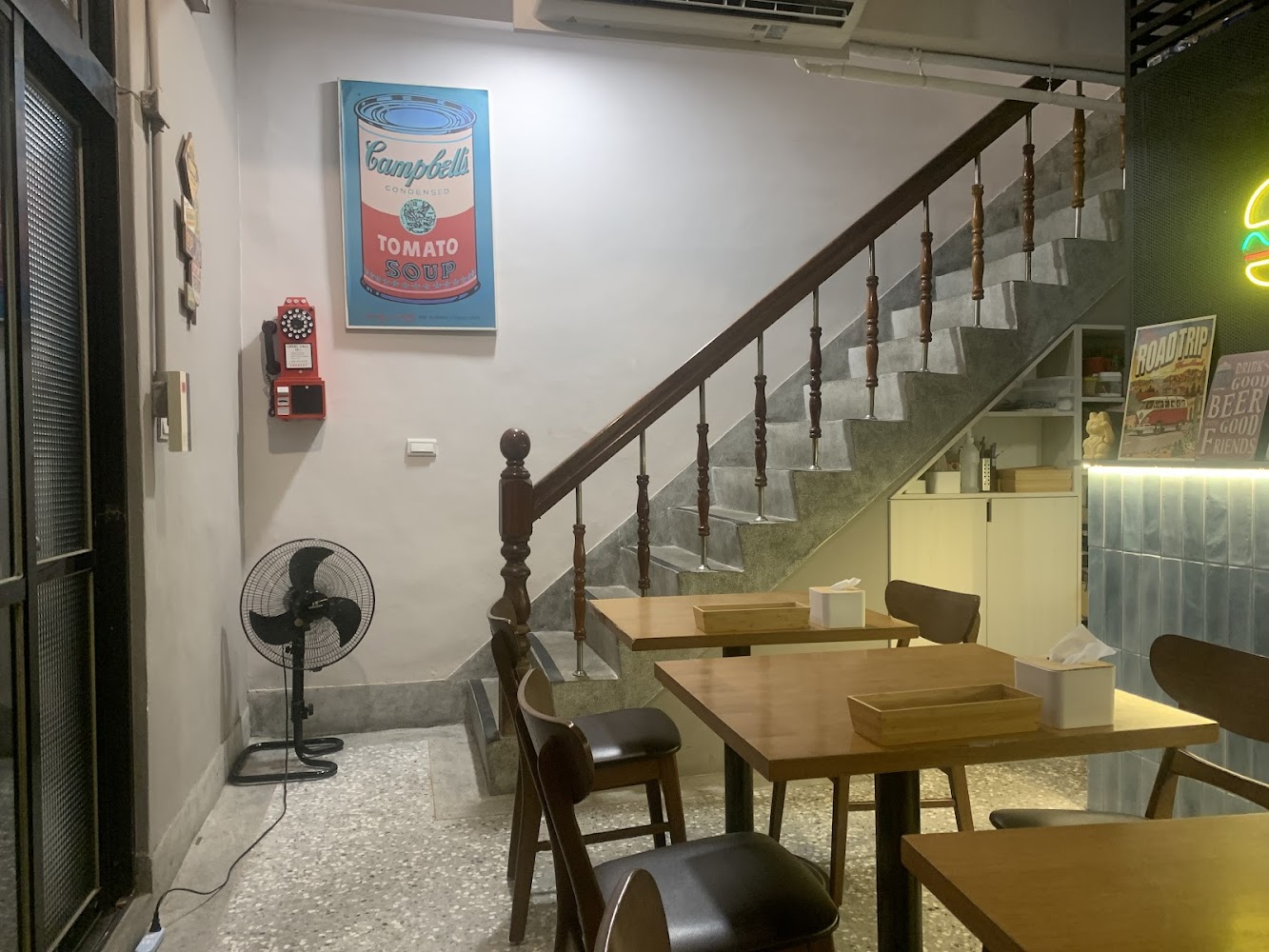 一村小酒館室內復古空間