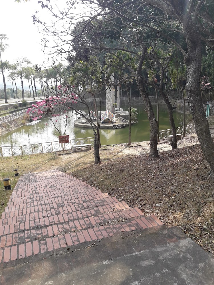 幻濂湖紅磚步道與池塘景色