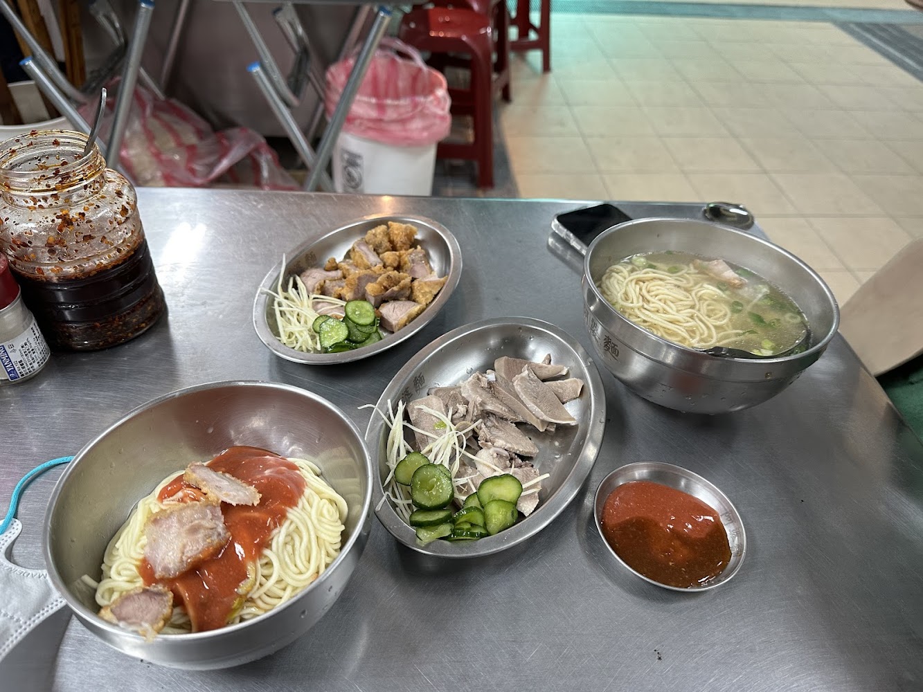 乾麵與湯麵搭配滷味青菜與桌上醬料