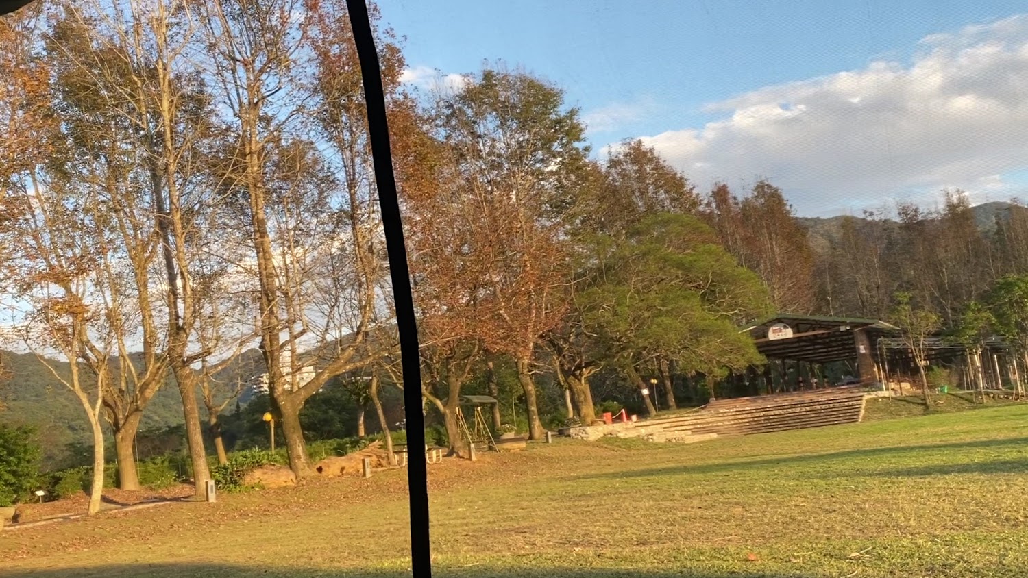 文山農場草地高樹與木造涼亭