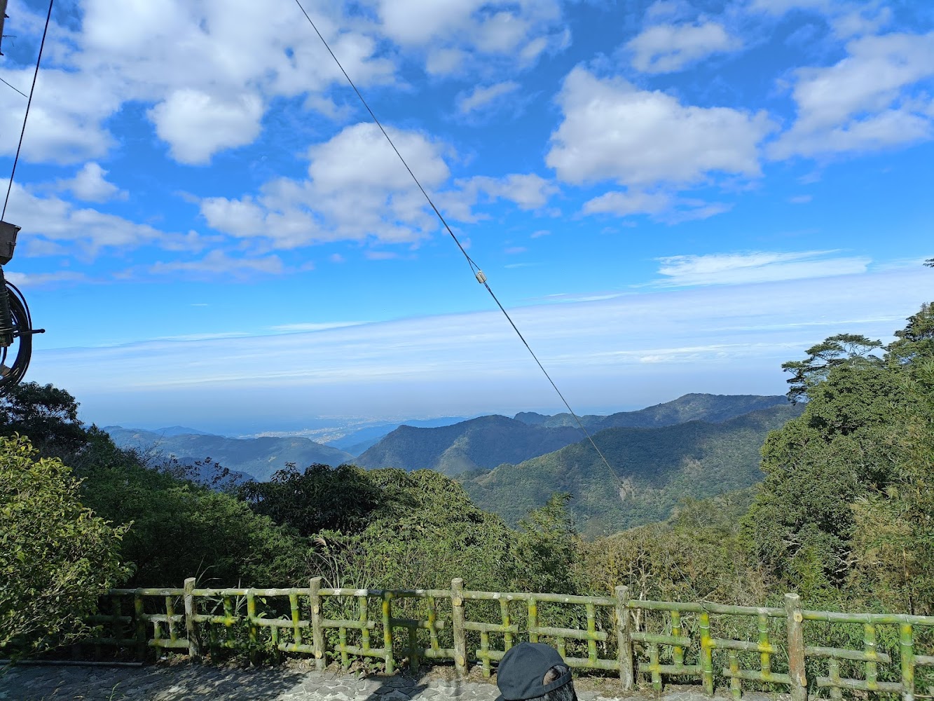 宇老觀景台前景竹欄與山景