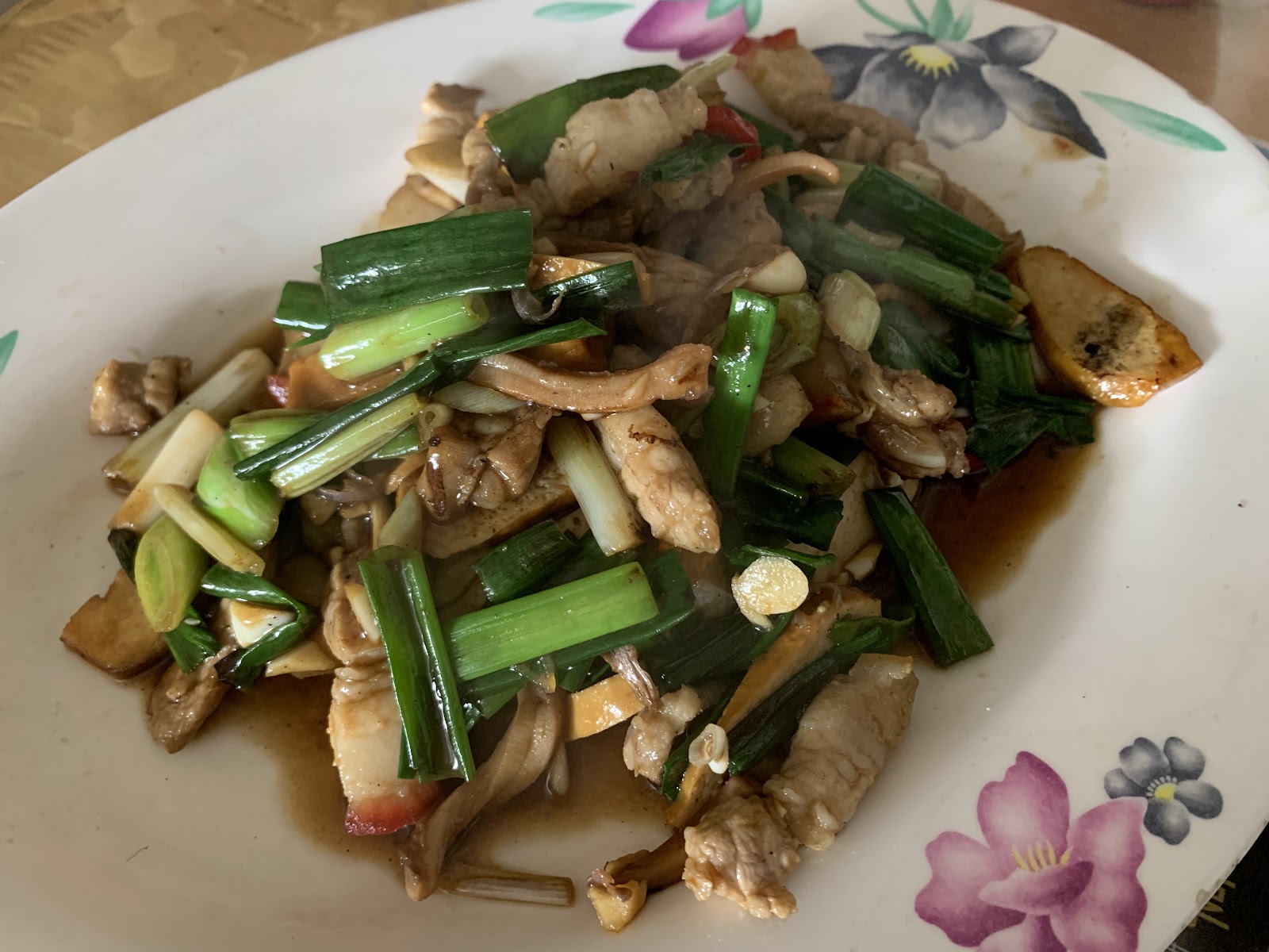 客家小炒，豆干豬肉芹菜大火爆炒，油亮有光澤