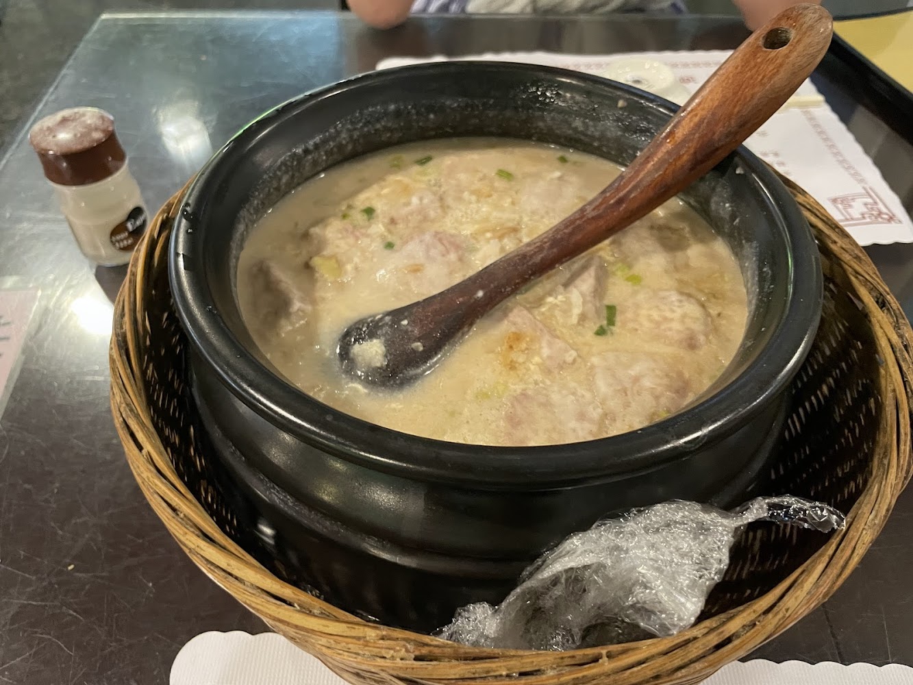 石鍋煲粥與木湯匙