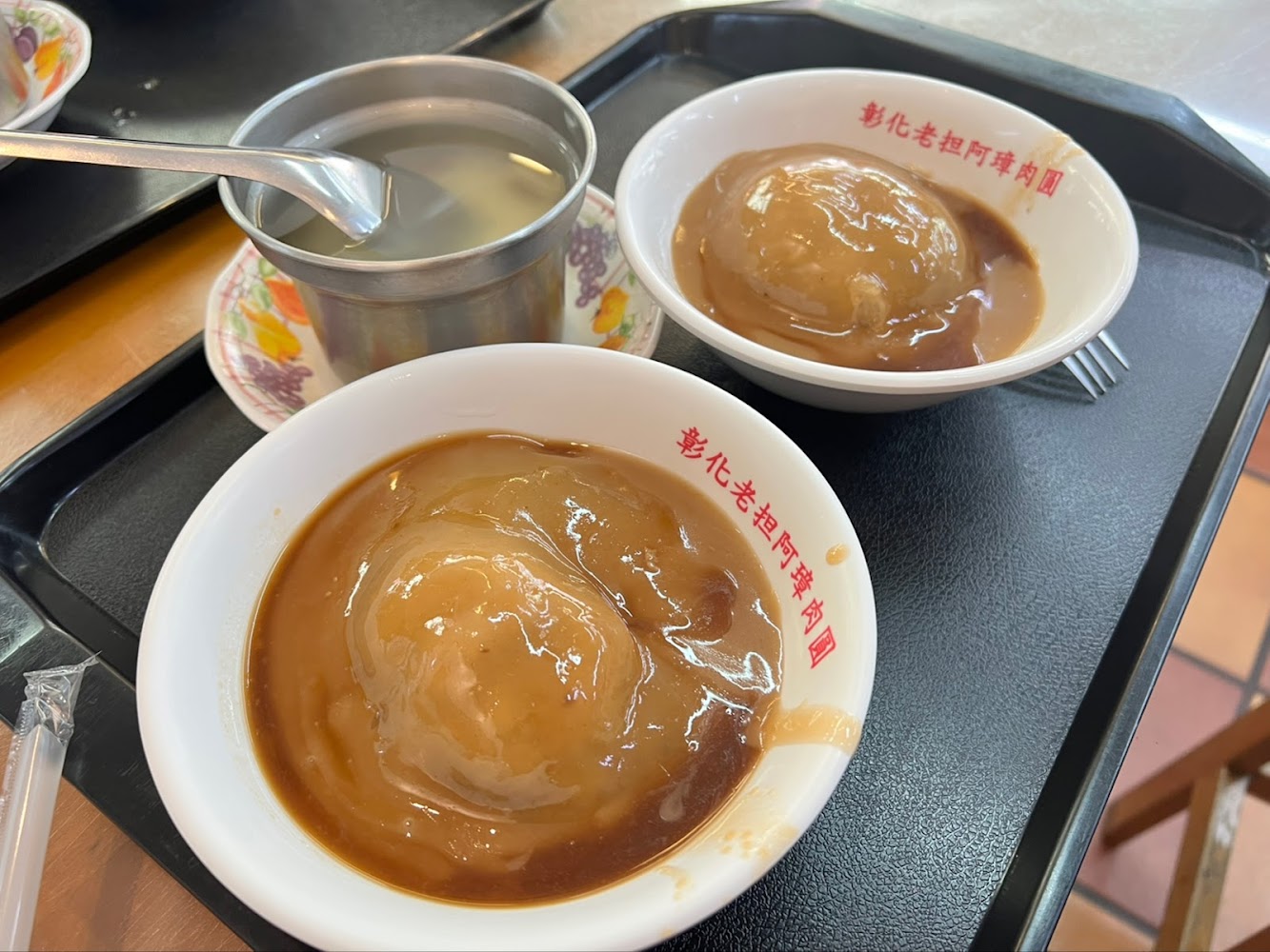 阿璋肉圓與湯品的托盤組合