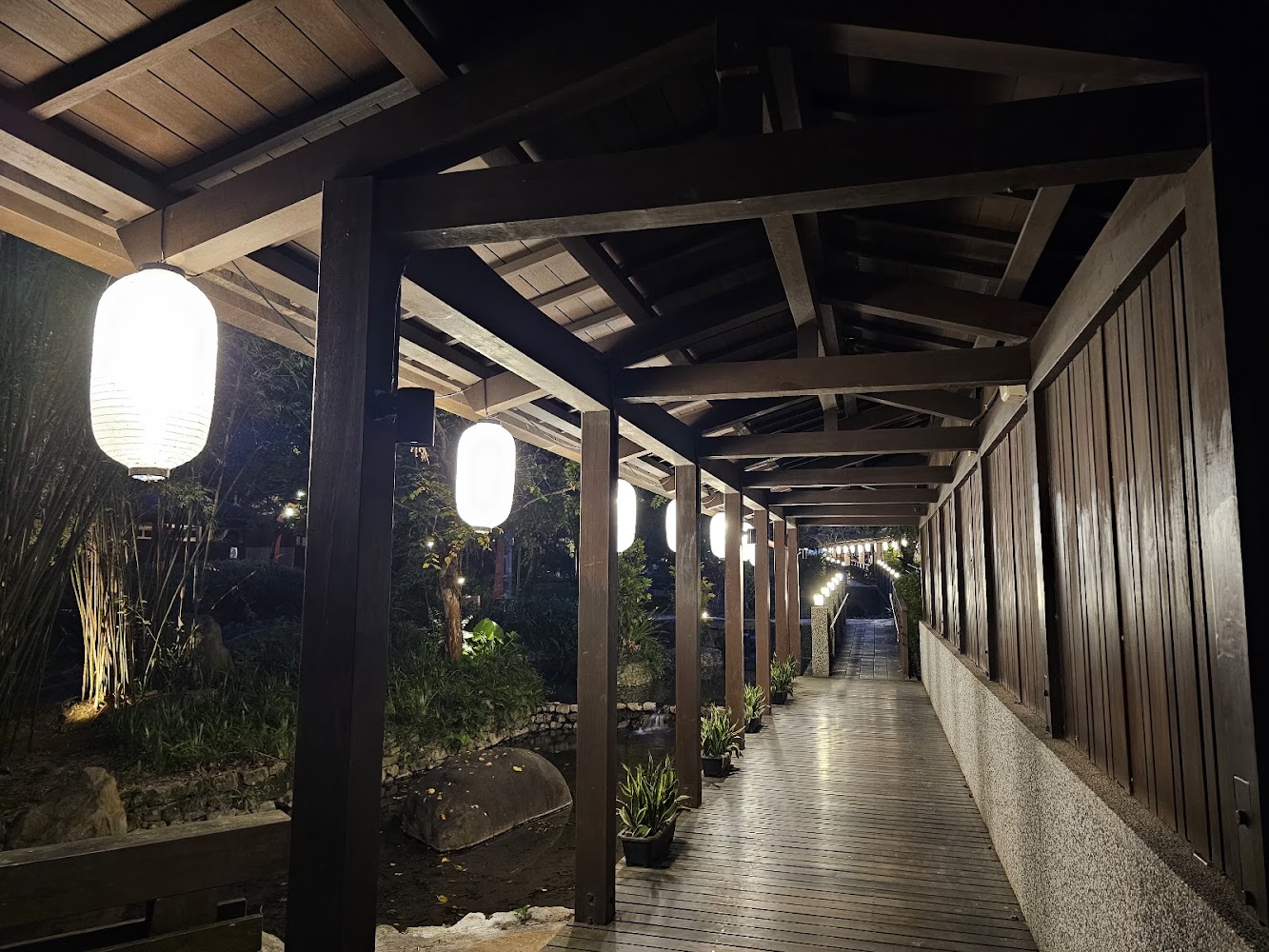 夜晚點燈的日式木造長廊