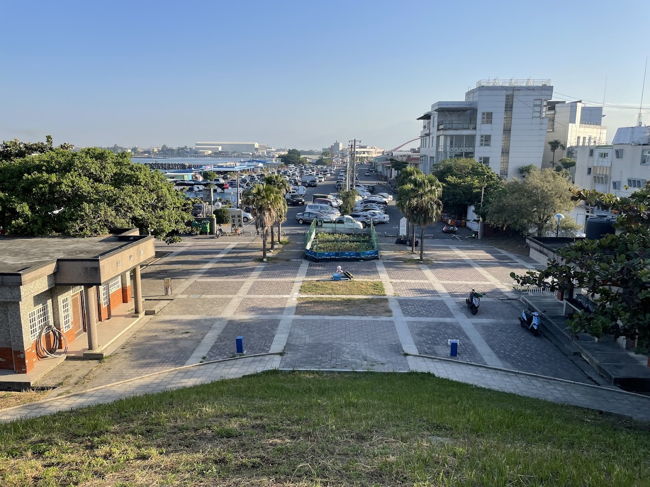 海之坵周邊開闊廣場空間與停車場街道