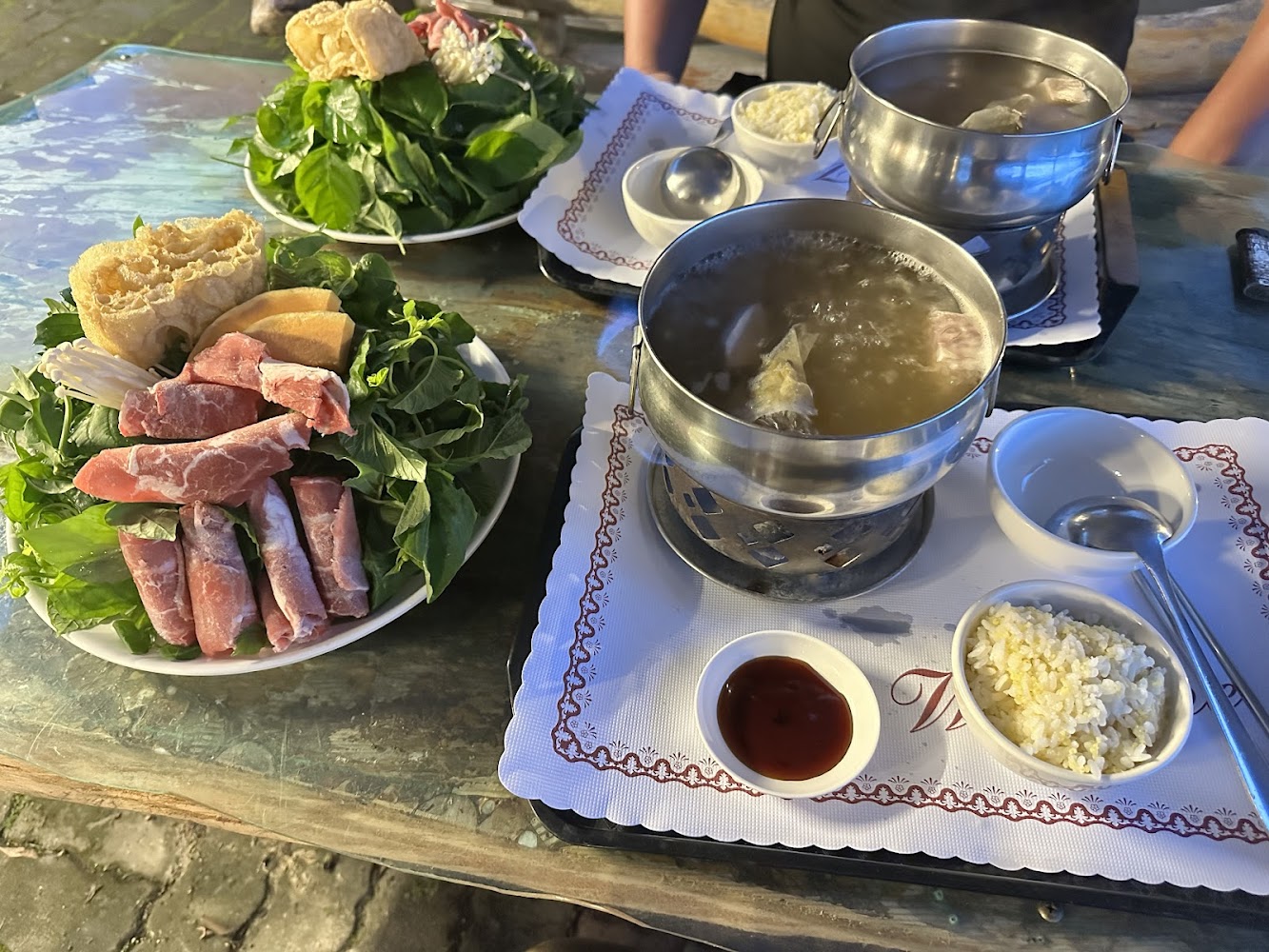 兩份火鍋料理與蔬菜拼盤