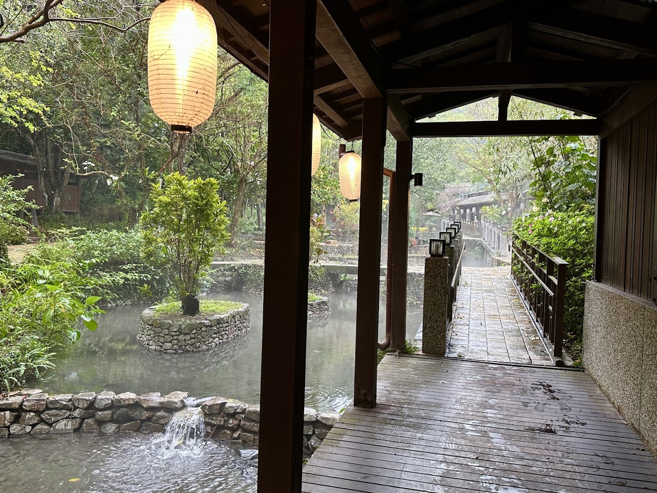 木造走廊、小橋與綠意庭園