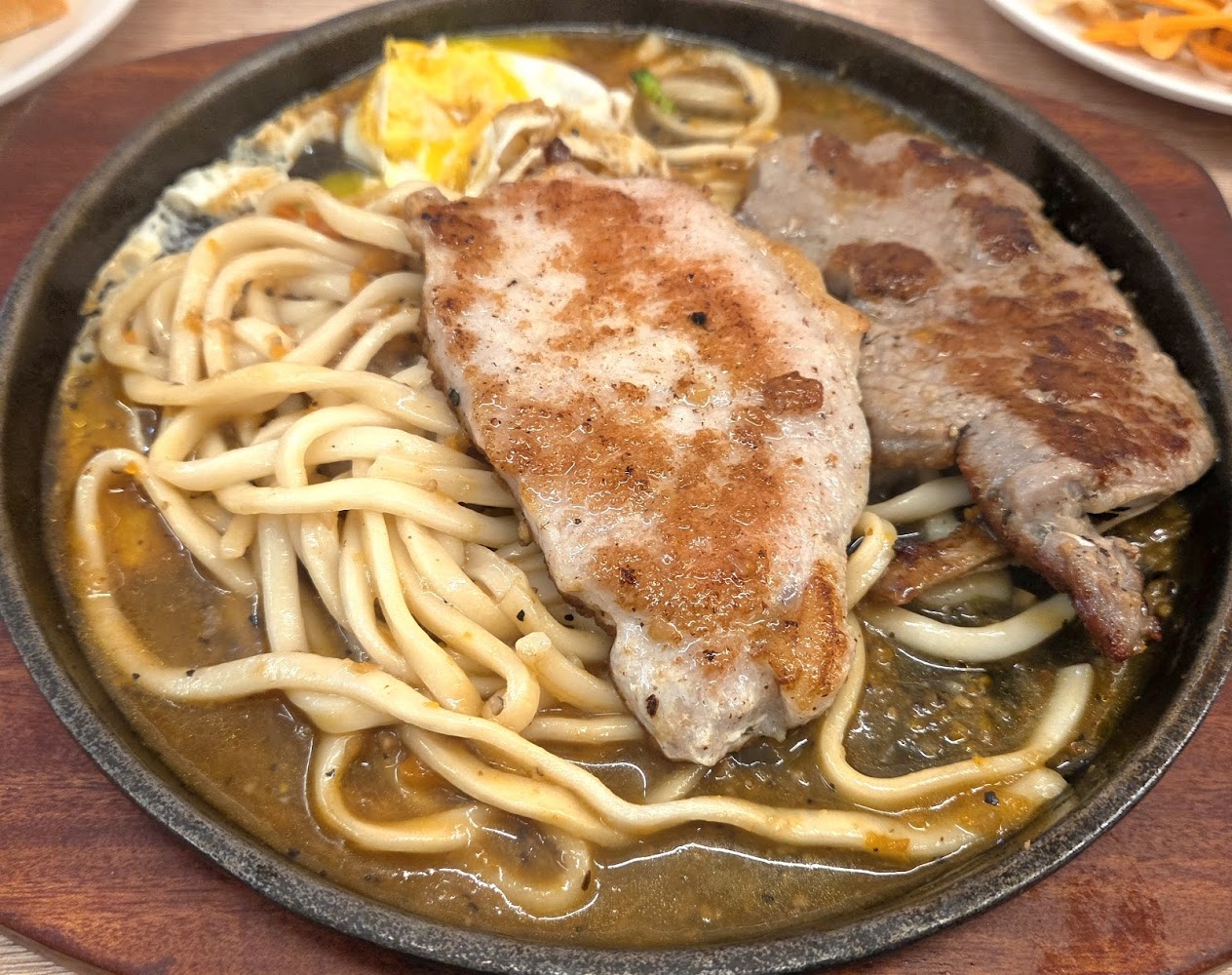 小牛室雙拼鐵板麵與牛排豬排
