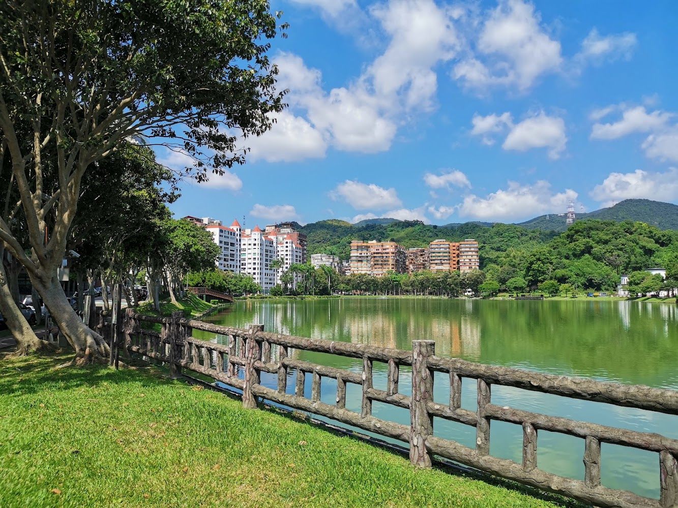 碧湖公園湖畔欄杆與遠山