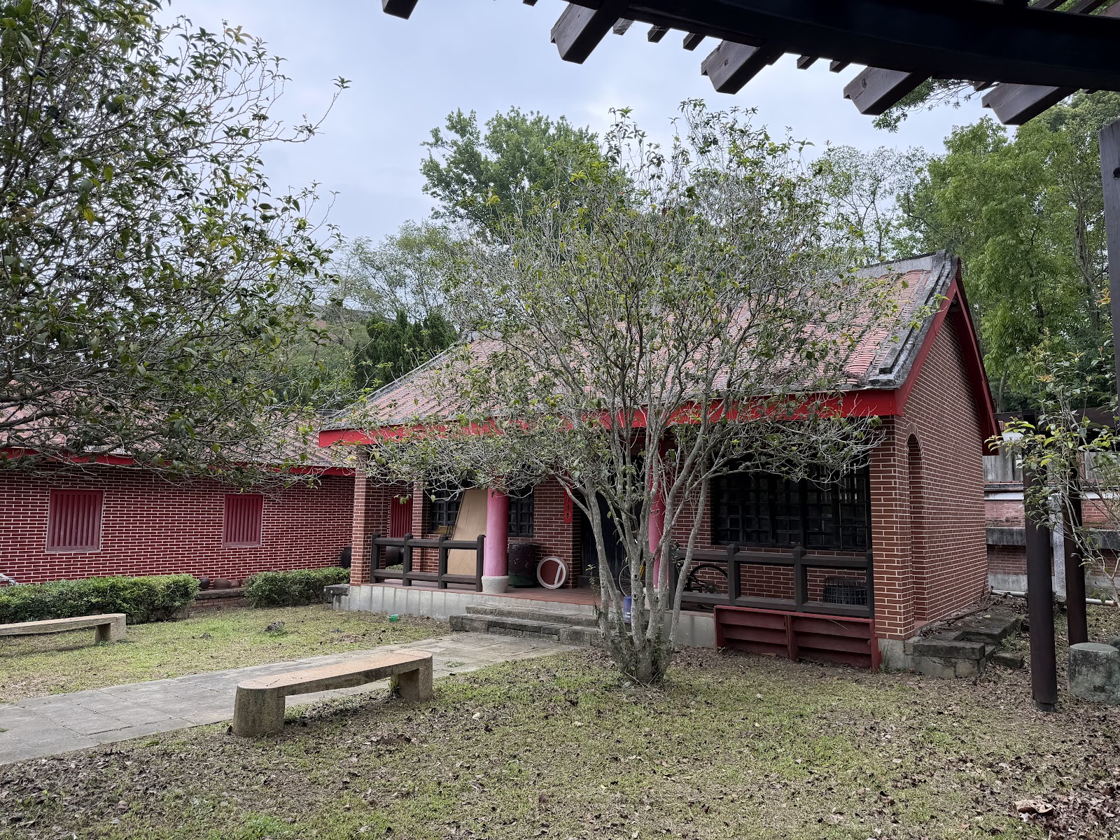 明新書院側院紅磚建築古木石凳幽靜院落