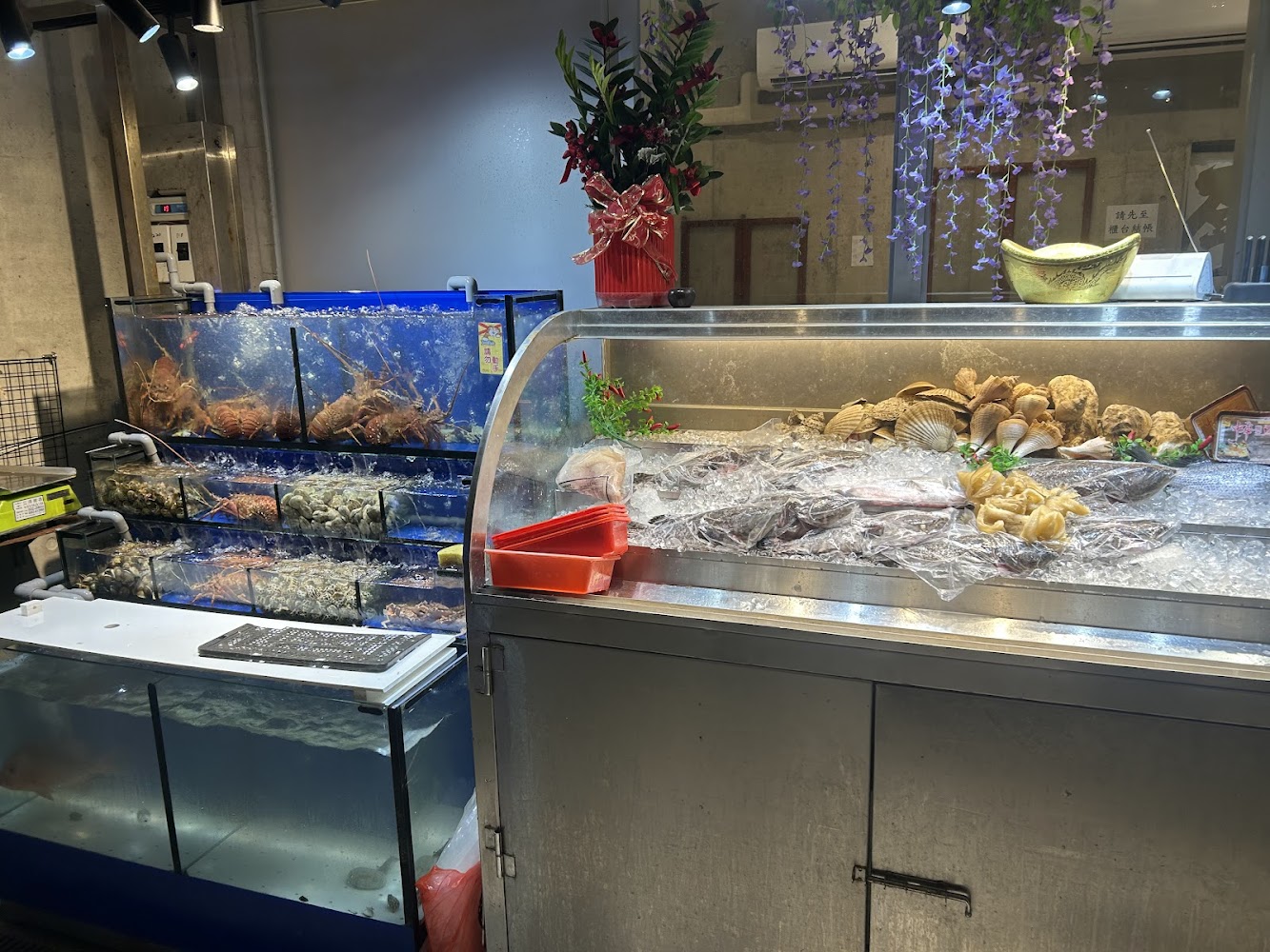 阿桐現炒海鮮門口與海鮮展示