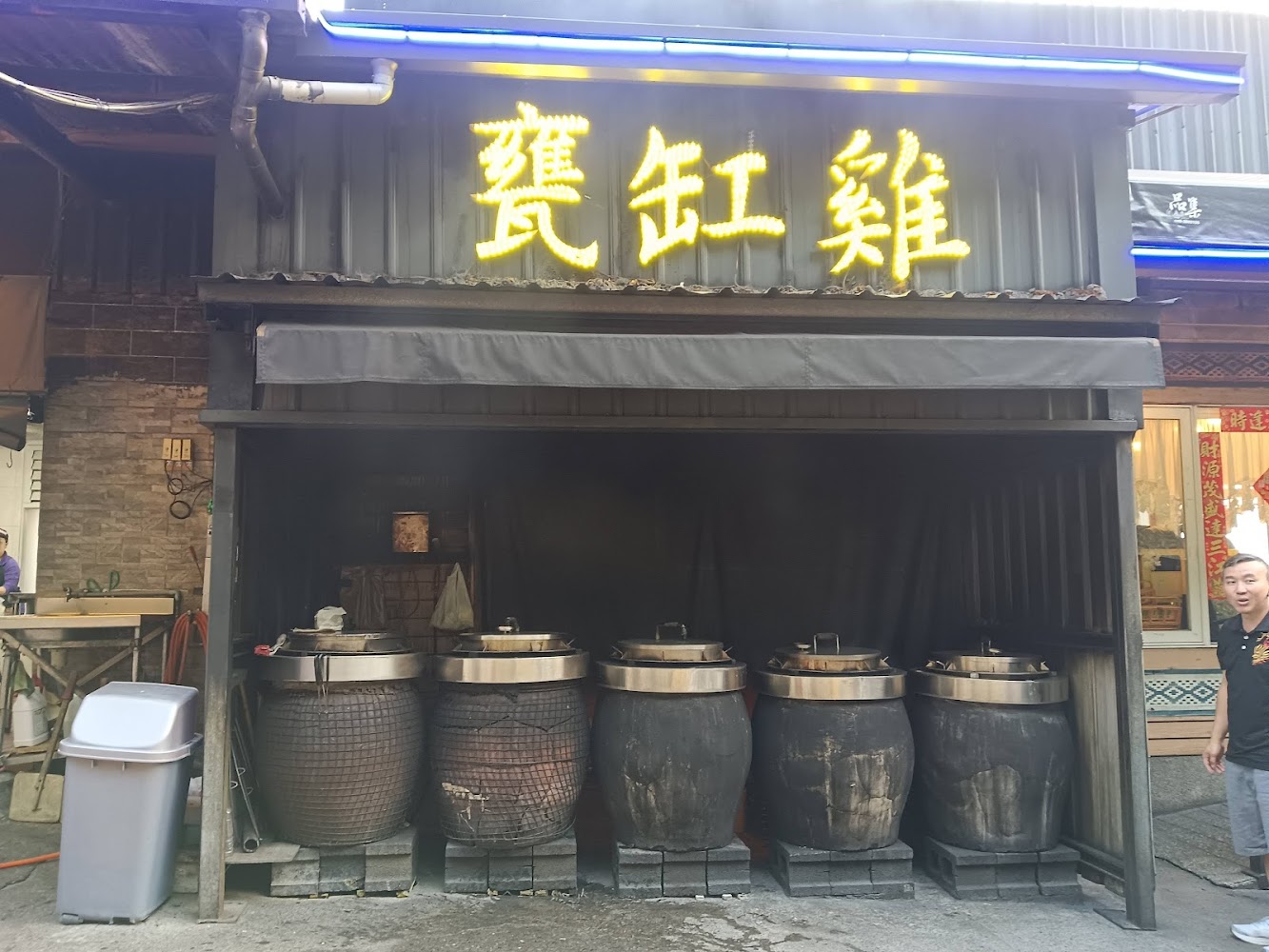 店面前方可見多個甕缸與甕缸雞招牌