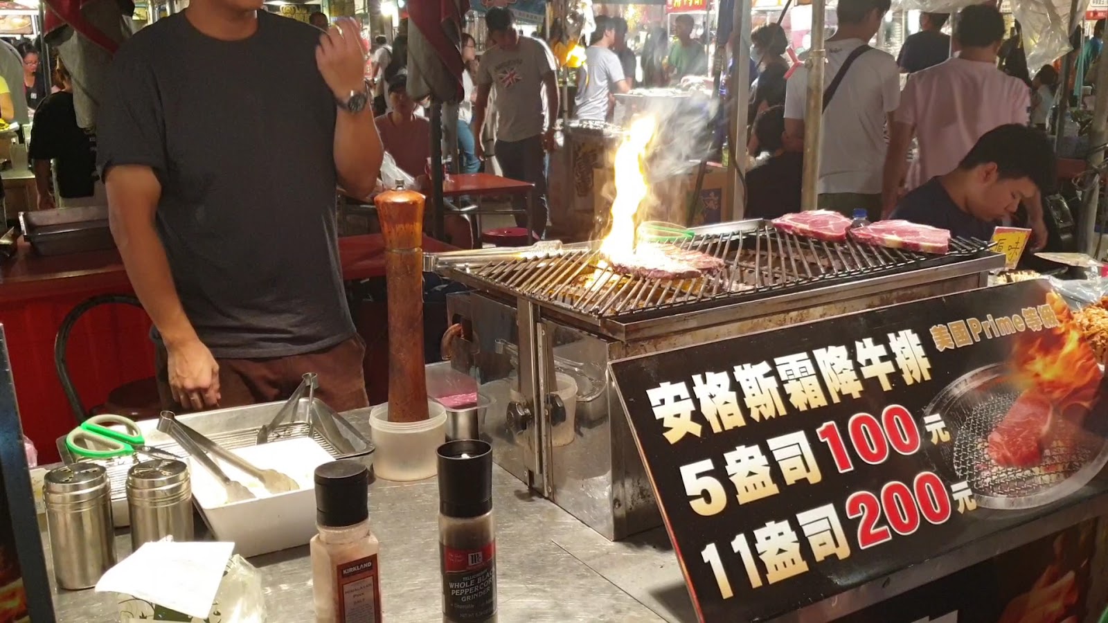 安格斯霜降牛排夜市攤位，鐵板大火噴焰，5盎司100元超划算