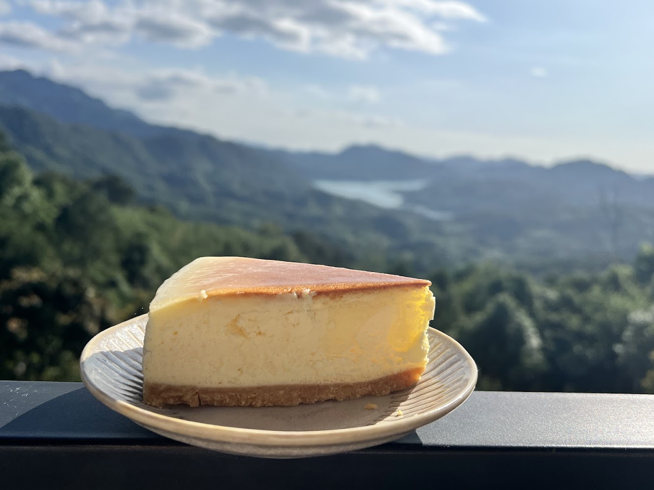 起司蛋糕搭配背景山景與藍天