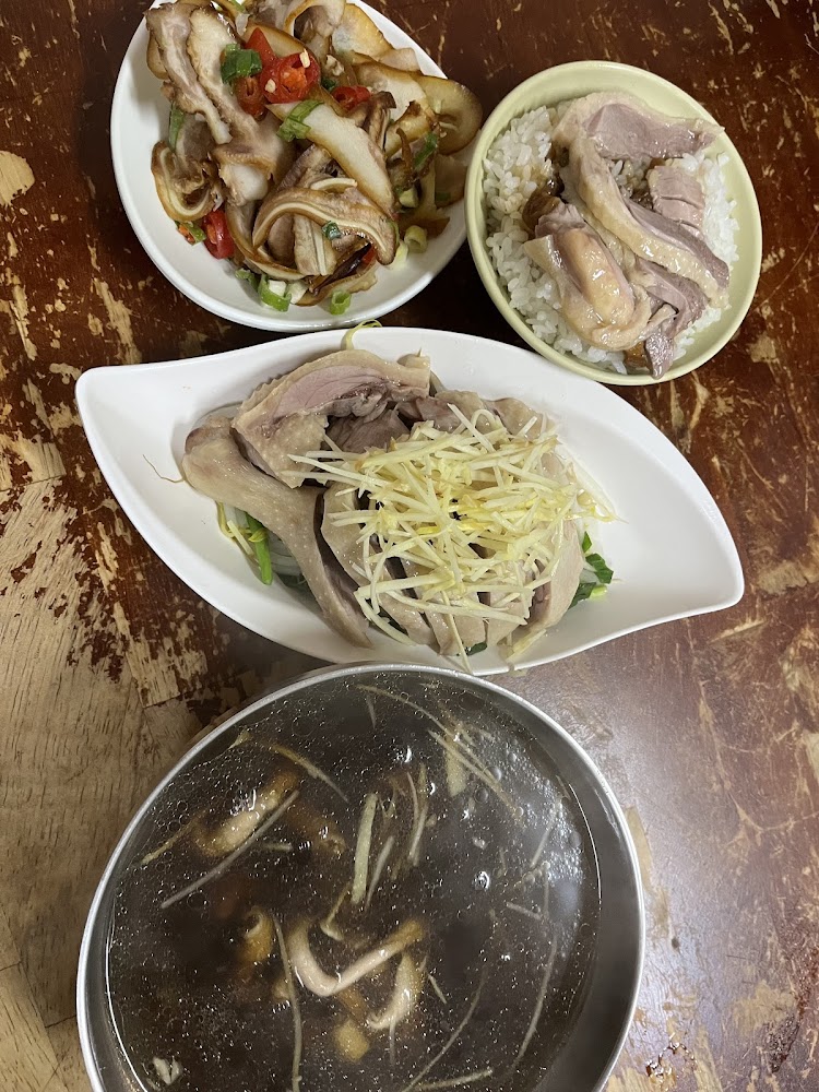 鴨肉飯鴨肉切盤與湯品組合