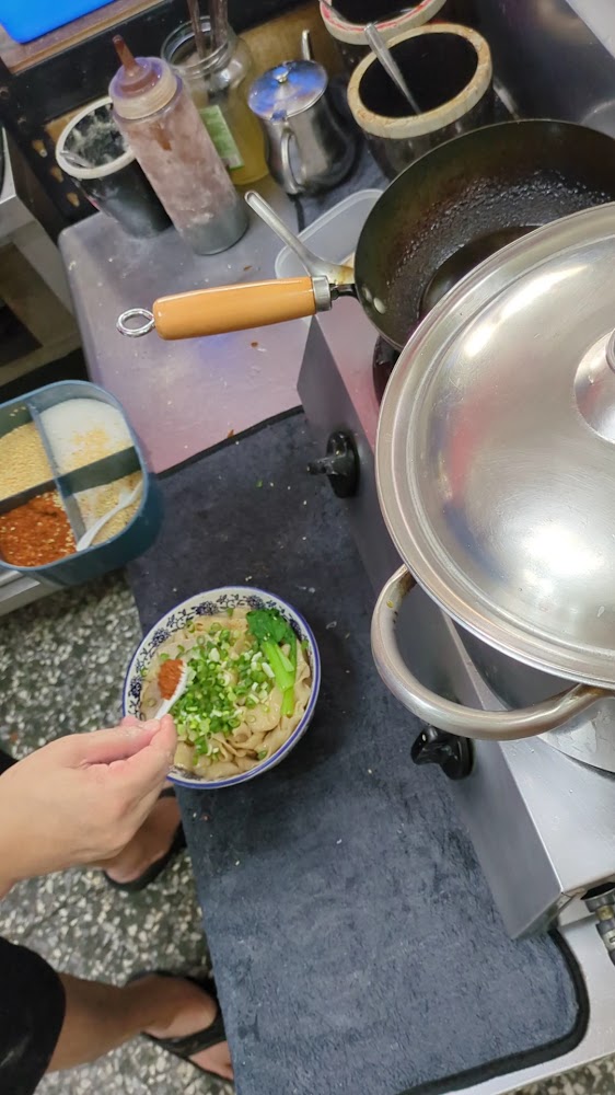 現場製作麵食與加辣畫面