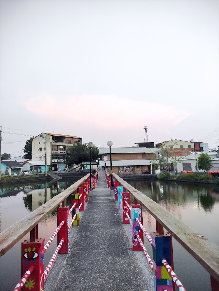 中林湖彩繪步道橋與平靜水面